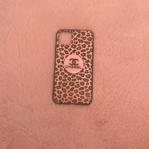 Super cute !! Comes with the pop socket and phone case!